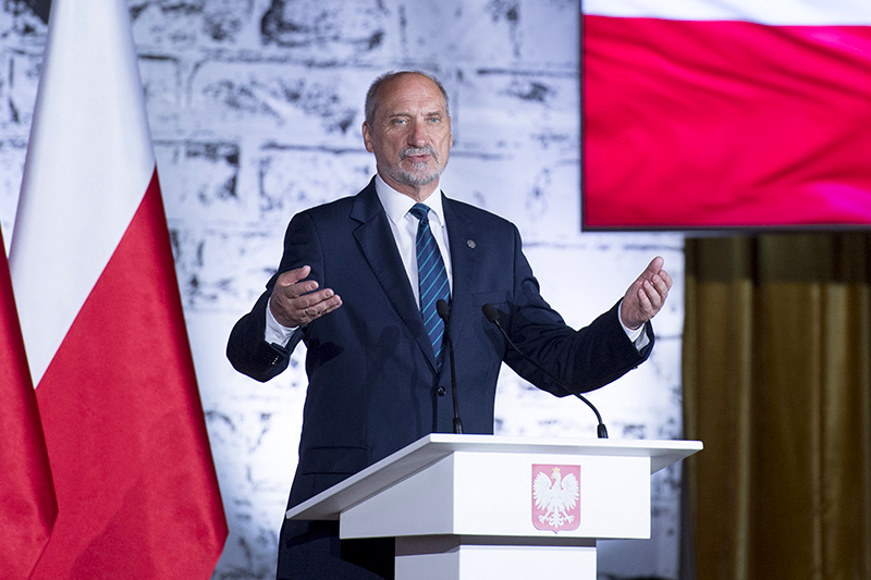 Macierewicz już nie pomoże. Groteskowy apel