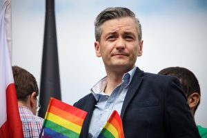 Biedroń - plastikowy człowiek znikąd? Jak prawicowe media manipulują