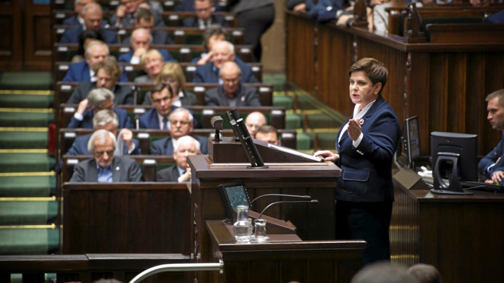 Premier Szydło wyprowadzi Polskę z Unii?