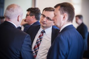 Ziobro wyśle list gończy za człowiekiem Macierewicza? Wojna na górze nabiera tempa