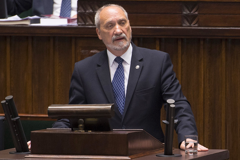 Macierewicz w potrzasku. Chce wkopać Ziobrę?