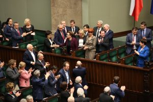 PiS demoluje, a u bratanka nie znoszą imigrantów - tygodniowy przegląd sondaży