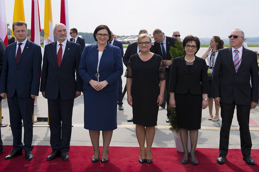 Kilkanaście tysięcy pensji to za mało. Dojna zmiana ma się świetnie