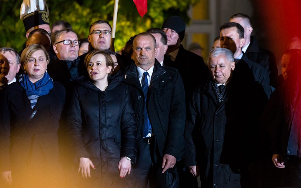 Na miesięcznicy udają żałobę, ale wyciekło zdjęcie, które rozwścieczy prezesa