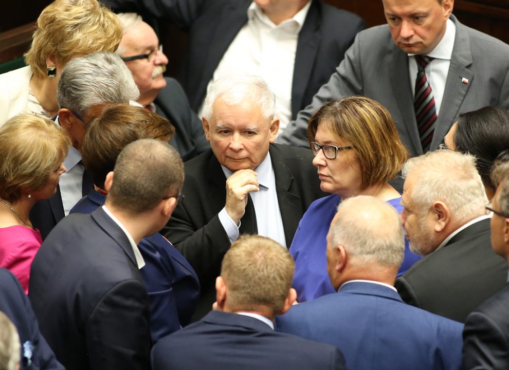 Pilna narada na Nowogrodzkiej. Weto prezydenta poważnie pokrzyżowało PiS szyki