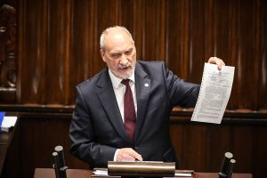 Sprowokowany Macierewicz potwierdza zaniedbania rządu w sprawie nawałnic