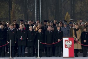 PiS zamiast biało czerwonej, wywiesiło białą flagę. Smutne Święto Niepodległości