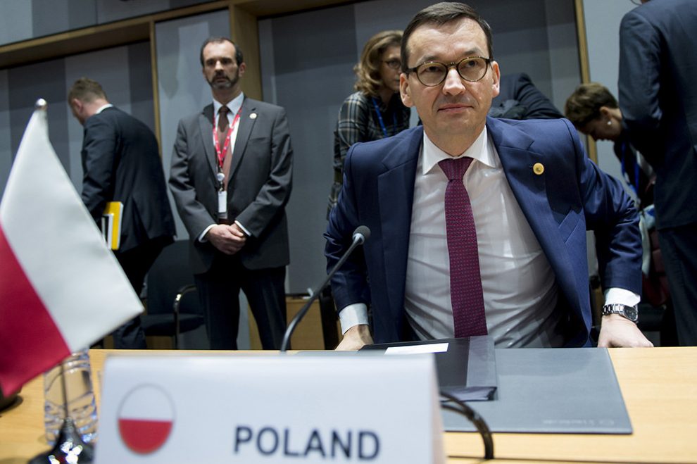 Morawiecki sprzedał polską rację stanu za interes partii? Kontrowersyjna gra z Brukselą