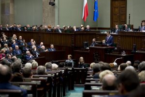 PiS zyskuje, ale w tym badaniu dostaje łupnia od opozycji. Tygodniowy przegląd sondaży