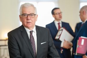 To tylko niedbalstwo, czy celowe działanie? Urzędnicy MSZ wsadzili prezesa PiS na minę