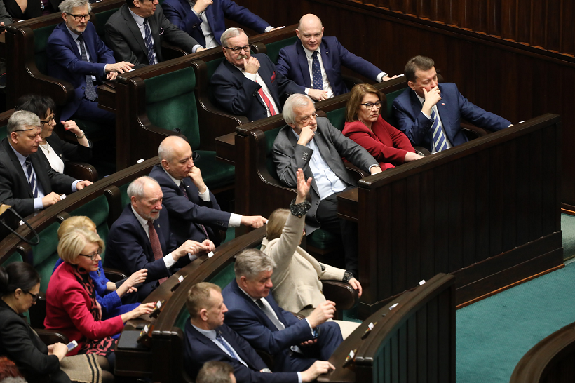 Czarny protest w całej Polsce. Rzeczniczka PiS mówi o praniu mózgów