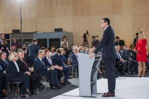 Premier Morawiecki najwyraźniej kpi z Polaków. Fikcja odchudzania rządu