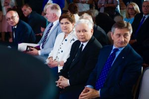 Kaczyński nadal w korkociągu. Tygodniowy przegląd sondaży