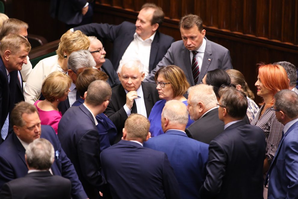 PiS chciał zaszachować konstytucyjne ambicje prezydenta. Skończyło się jednak kompromitacją