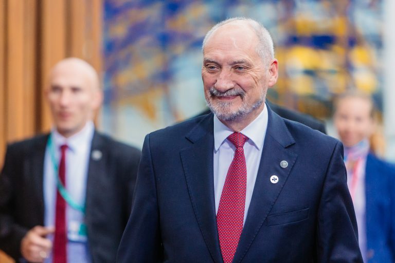 Macierewicz wciąż traktowany jak minister. Polityk otrzymał kosztowne przywileje