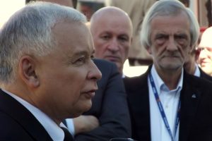 Kaczyński czuje już na plecach oddech Schetyny. Tygodniowy przegląd sondaży