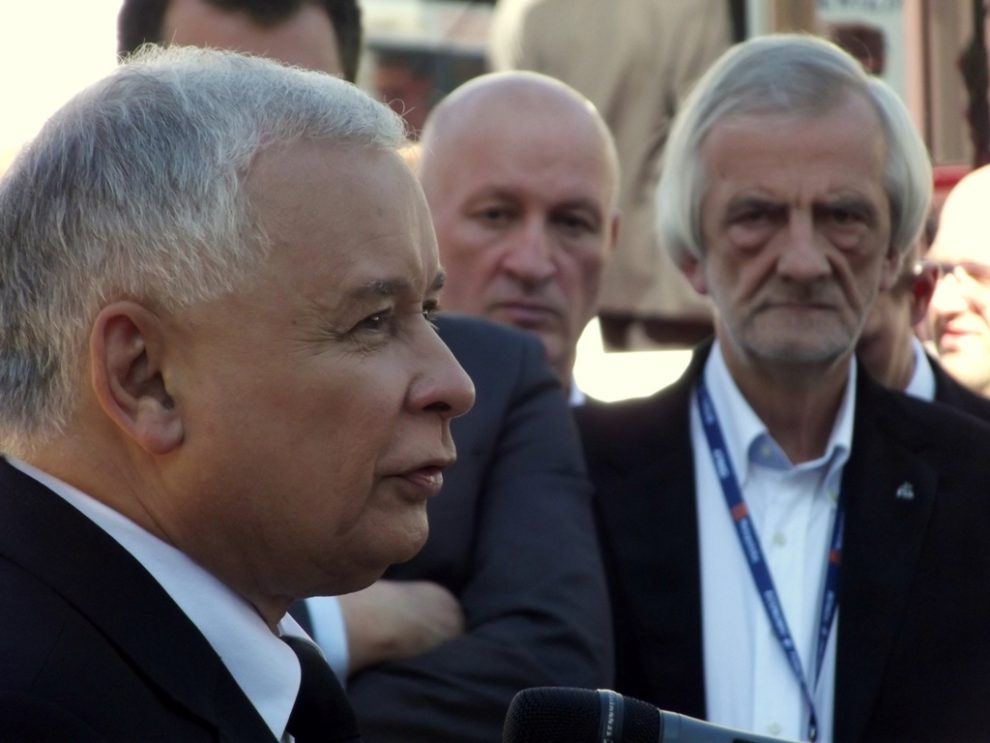 Kaczyński czuje już na plecach oddech Schetyny. Tygodniowy przegląd sondaży