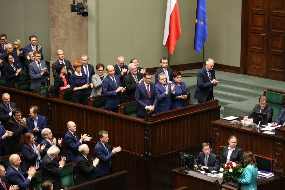 Kolejne nagrody ujawniają skalę manipulacji dobrej zmiany. Premier nie może dłużej uciekać od odpowiedzialności