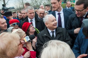 Polacy nie darują Kaczyńskiemu zmian w sądownictwie. Tygodniowy przegląd sondaży