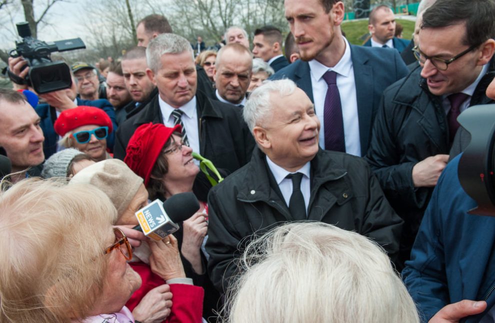 Polacy nie darują Kaczyńskiemu zmian w sądownictwie. Tygodniowy przegląd sondaży