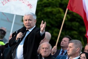 Kaczyński stosuje szantaż wobec własnego elektoratu. Tak prezes chce zamknąć sprawę sądów