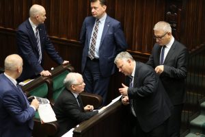 Bubel prawny PiS grozi wyborczą kompromitacją. PKW ostrzega