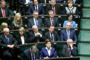 Totalny odlot polityka PiS. Antyrządowi demonstranci to przywożeni z Niemiec statyści?