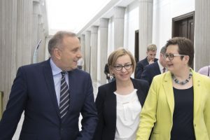 Opozycja przebija szklany sufit poparcia. Tygodniowy przegląd sondaży