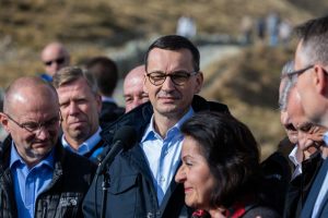 Taśmy Morawieckiego uderzają w PiS. Tygodniowy przegląd sondaży