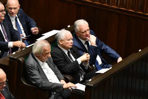 Kaczyński niewolnikiem układu. Afera KNF stawia lidera PiS pod ścianą