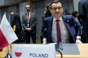 Unia zablokuje wyborcze rozdawnictwo PiS? Tak rząd zmienia Polskę w ruinę