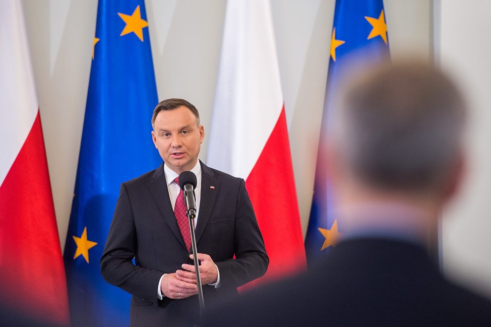 Andrzej Duda poległ w swojej koronnej dyscyplinie. Tygodniowy przegląd sondaży