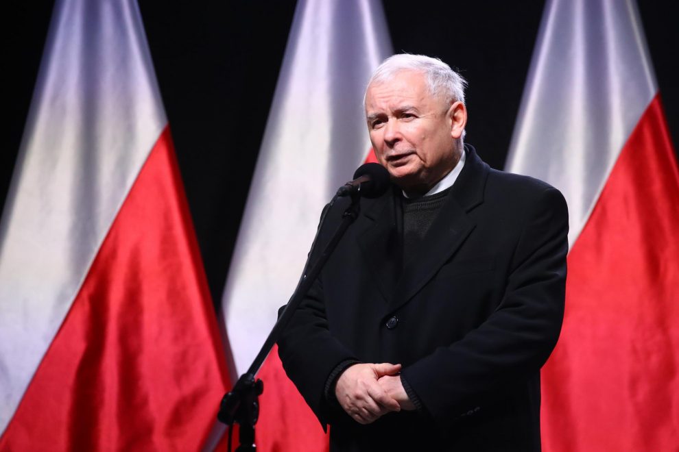 Kaczyński już płaci polityczną cenę za swoją postawę. Tygodniowy przegląd sondaży